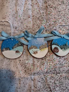 Juego de 3 adornos para rebanadas de madera pintados a mano para campos nevados - Imagen 1 de 4