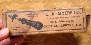 C. A. MEYERS cuero costura AWL antiguo en caja con agujas - Imagen 1 de 6