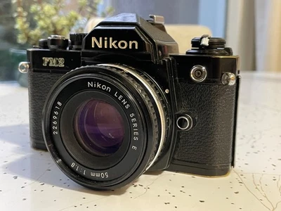 Nikon FM2 negra con lente Pancake serie E 50 mm 1,8 - Medidor funciona - Probado con película Foto 1 de 4