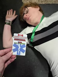 Personalised NFC medical alert wallet/phone card - Picture 1 of 4
