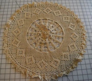 3766 handgehäkeltes ecru großes Deckchen, Wagenrad Stil Muster - Bild 1 von 2