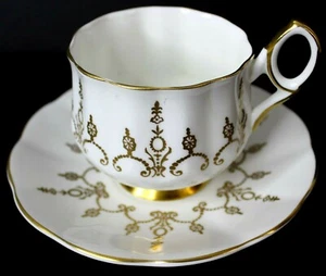 ELIZABETHAN WHITE WITH GOLD DESIGN TEACUP AND SAUCER VINTAGE SET FINE CRACK - Picture 1 of 5