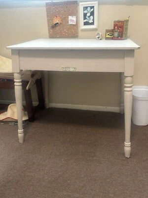 Antiga escrivaninha escolar Hoosier vintage pintada de madeira branca - Imagem 1 de 4