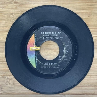 Jan & Dean - The Little Old Lady 7" Record 1964 Liberty Rock 45 RPM Foto 1 de 2