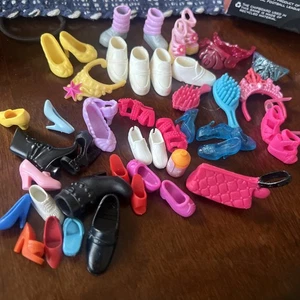 Lote De Colección Barbie Años 90 Zapatos Tacones Tiara Cepillo Planas Tenis - Imagen 1 de 8