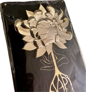 James Jean - Ausverkauft - Limited Edition Chrysantheme Pin -2021- UNGEÖFFNET-NEU MINT - Bild 1 von 8