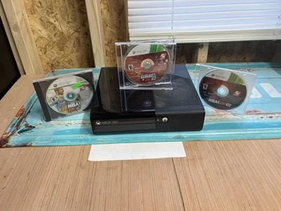 Consola Microsoft Xbox 360 E Launch Edition 250 GB negra Foto 1 de 4