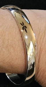 Brazalete Brazalete Monet Vintage 7 mm Ancho Pulido Tono Plata Sin Cordones Firmado - Imagen 1 de 3