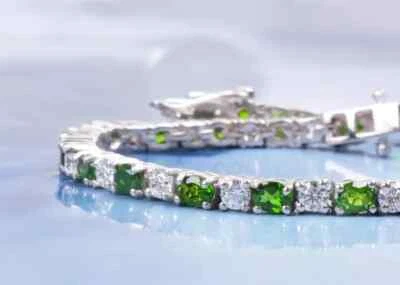 Brazalete de tenis de 7,5" enchapado en oro blanco de 14 k con diamantes de peridoto ovalados creados en laboratorio de 8 quilates Foto 1 de 4