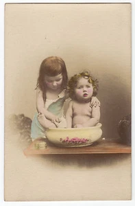 CPA -69- Zwei Kinder auf der Toilette. - Bild 1 von 1