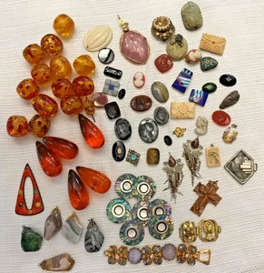 Menge 70+ Vintage Bastelteile umgekehrte Kamee, Natursteine, Charms - Bild 1 von 19