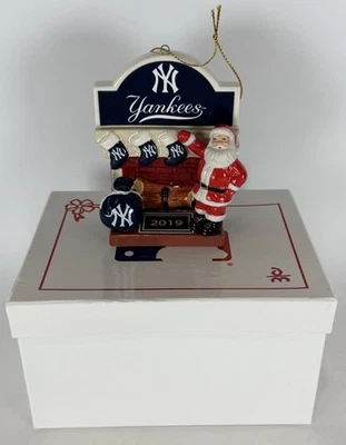 NEW YORK YANKEES DANBURY MINT 2019 CHRISTMAS ORNAMENT - HOLIDAY HEARTH - Image 1 of 3