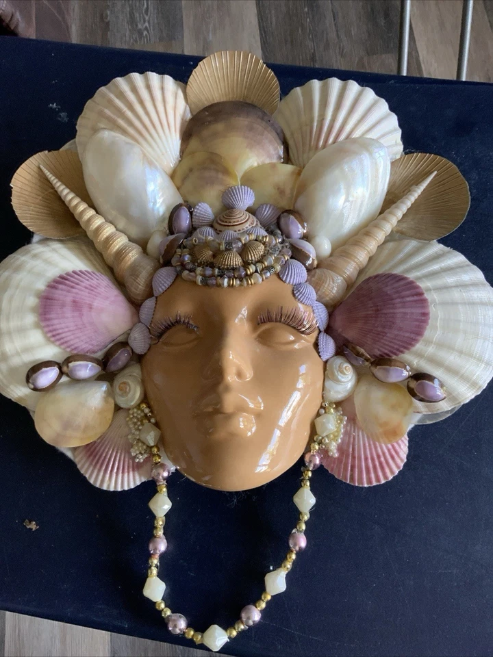 Decoración de pared artesanal concha marina con acento de cuentas Foto 1 de 4
