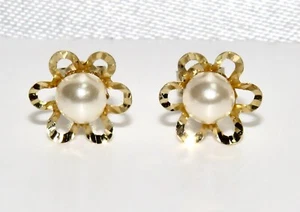 9ct Gold Pearl Ladies Flower Stud Earrings - UK Made - Gift Boxed - Picture 1 of 6