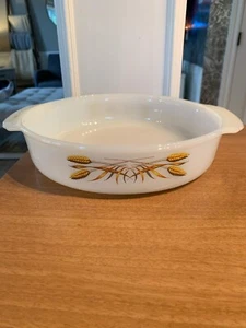 Anchor Hocking Fire-King casserole dish, Golden Wheat pattern - Picture 1 of 5