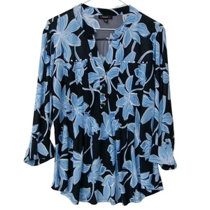 Camisa túnica top mediana COCOMO negra azul floral con tachuelas cuello en V - Imagen 1 de 3