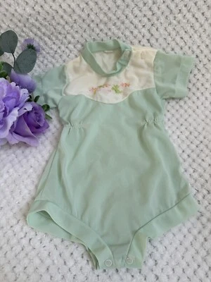 "Mameluco infantil vintage de los años 40-50 bordado a mano, broches de presión, 14"" de largo EE. UU."  Foto 1 de 4