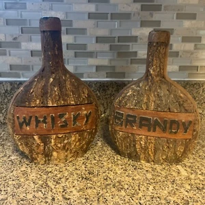 Par de botellas vintage de vidrio de corteza de corcho envueltas en cuero “WHISKY” y “brandy” - Imagen 1 de 5