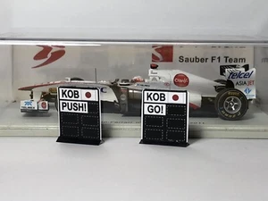 X2 Pitboard 1:43 (Pizarra F1) / Kamui Kobayashi (Sauber) 2011 / KOB GO & PUSH! - Foto 1 di 1