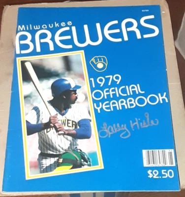 Larry Hisle Milwaukee Brewers Firmado 1979 Anuario Certificado de Autenticidad Revista Autografiada Foto 1 de 2