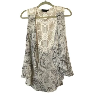 BcbgMaxazria Mujer Gris y Blanco Paisley Sin Botones Chaleco Con Encaje Espalda Talla L/XL Foto 1 de 4