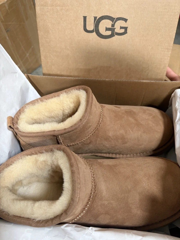 UGG 女式经典 Ultra Mini 踝靴 - 8 码,栗色 — 第 1/1 张图片
