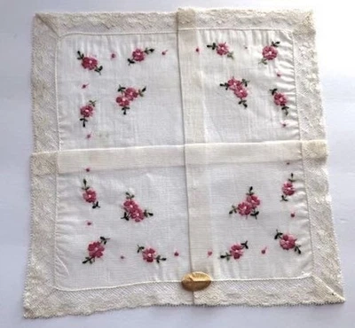 ВИНТАЖНЫЙ HANKY 1950-х новый швейцарский ярлык вышитый розовый цветы кремовое кружево окантовка - Изображение 1 из 3