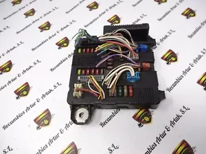 Caja de fusibles Renault Megane UPC X84 N3 8200306033A S118399300J S118399300 J - Imagen 1 de 2