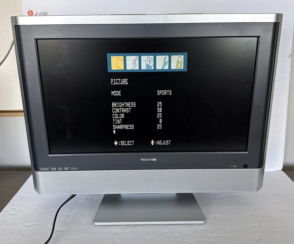 Toshiba TV DVD Gaming Combo Model 20HLV86 20” Widescreen Portable Japan 2006 - Image 1 of 4