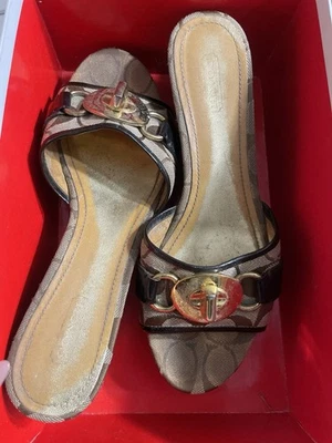 蔻驰女式 Monroe 优雅棕色和棕褐色楔形凉鞋 8 码 — 第 1/4 张图片