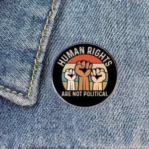 1 Stück "Menschenrechte sind nicht politisch" Brosche Anstecknadel, Gleichheit Spruch 3 umschlossene Arme - Bild 1 von 5