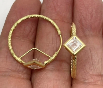 Hermoso aro redondo italiano de oro amarillo de 18 quilates de 1,50 mm de espesor 25,00 mm redondo Foto 1 de 4