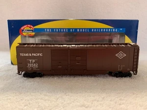 Athearn #92419 HO Scale Texas & Pacific 50' Double Door Boxcar #70582 - Picture 1 of 8