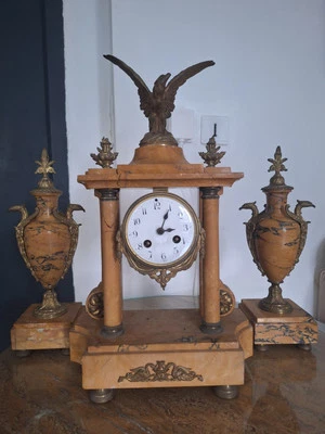 Horloge Pendule Ancienne Empire Marbre Doré Avec 2 Vases Décor Animal Aigle - Photo 1/4