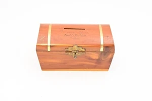 Baratija de colección Lincoln's Birthplace Kentucky recuerdo madera cedro tesoro - Imagen 1 de 10