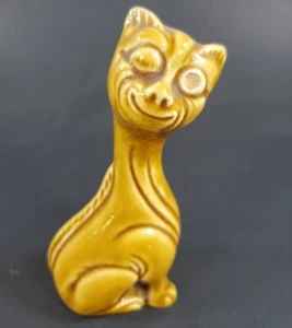 Estatuilla de gato de cerámica vintage de mediados de siglo Japón guiñando un ojo amarillo MCM - Imagen 1 de 6