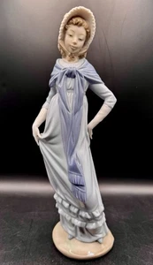 Vintage NAO by Lladro Porcelain Figurine Girl in Bonnet and Shawl 31 cm (H12) - Picture 1 of 6