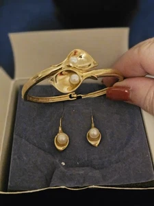 Juego de regalo pulsera y pendiente Avon 2007 Calla Lily nuevo. Tono dorado - Imagen 1 de 4