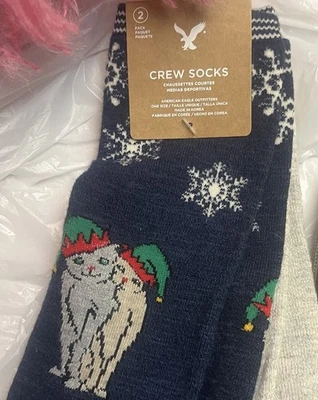Calcetines American Eagle Christmas Kitty Holiday Crew azules y uno grises con rayas Foto 1 de 4