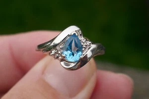 Vintage 10kt White Gold Blue Topaz & Natural Accent Diamond Ring - Size 7.25 - Picture 1 of 11