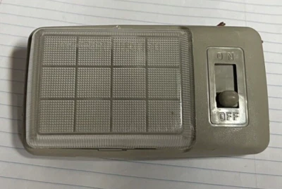 2002 ISUZU РОДЕО ИНТЕРЬЕР КУПОЛ СВЕТА В СБОРЕ БЕЖЕВЫЙ--B18 - Изображение 1 из 2