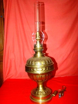 lampe à pétrole en laiton repoussé , électrifiée  pour bureau - Photo 1/4