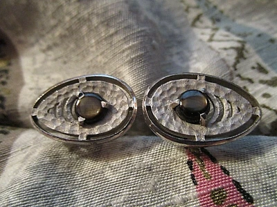 DE COLECCIÓN GEMELOS MCM PERA/OJO DE GATO EN FORMA DE METAL MARTILLADO PERFORADO GRIS PIEDRA LUNAR Foto 1 de 4