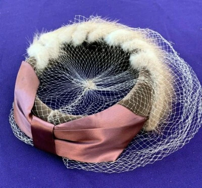 Винтажный 1950-х коричневый атласный бант норка украл свиток и Net таблетки коробка шляпа ❤️ sj17j - Изображение 1 из 4