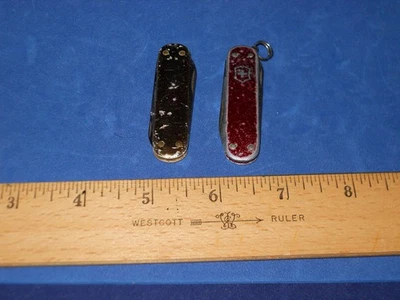 Juego de 2 navajas suizas Victorinox - oro y rojo alox - vintage Victoria Foto 1 de 4