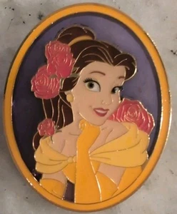 Pin de vitral Loungefly Princess Belle - Imagen 1 de 3