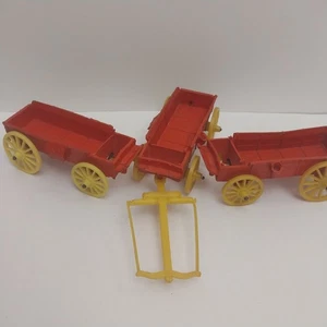 Lote de 3 vagones tirados por caballos de juguete rojo y amarillo vintage Auburn Rubber Co. - Imagen 1 de 6