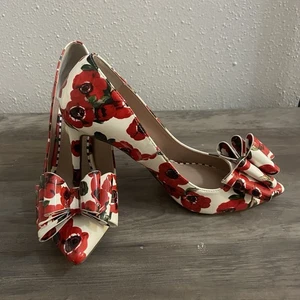 Neu mit Etikett Betsey Johnson rote geblümte Pumps mit Schleifen 3,5"-Absätze US 9 Pin-Up spitz zulaufend - Bild 1 von 12