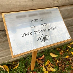 xl Gedenkpfahl aus Holz mit 300mm x 200mm Plakette graviert - Bild 1 von 9