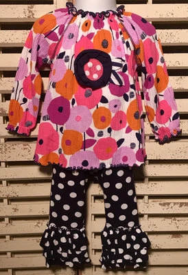 NUEVO CON ETIQUETAS~BOUTIQUE~MIS TEE V-US~FLOR~PUNTOS~JUEGO PANTALÓN CON VOLANTES~18 MESES Foto 1 de 3